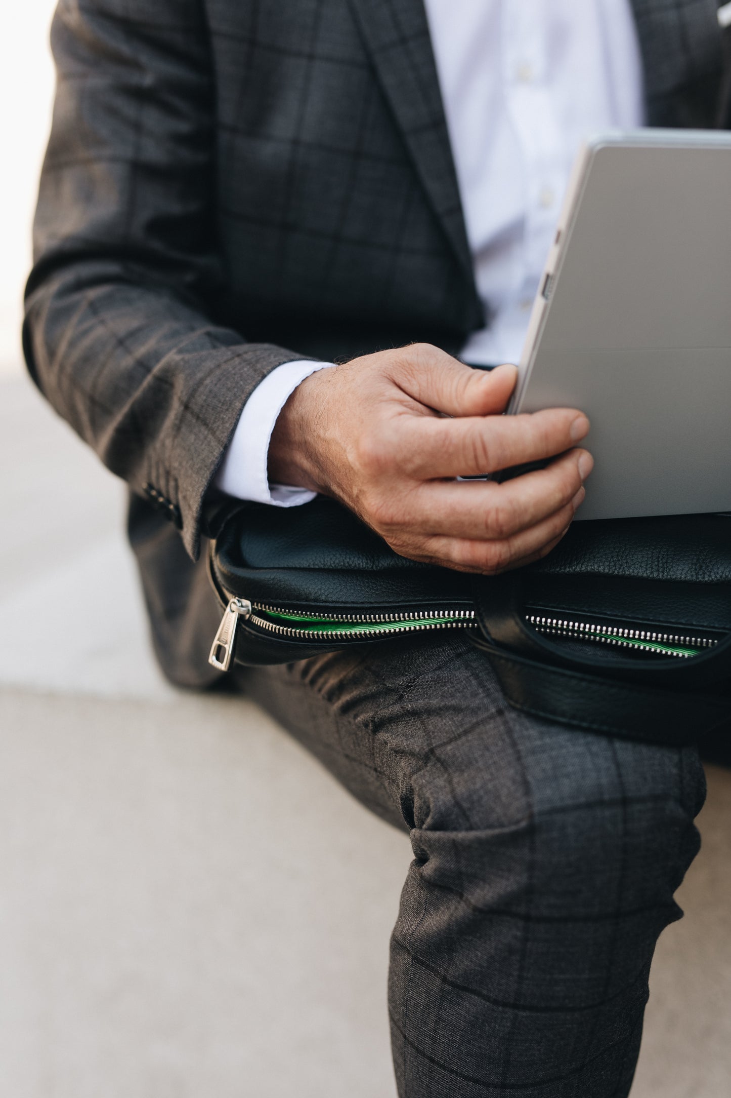 Große Businesstasche für Herren aus Leder in schwarz. Mit Laptopfach für 17 Zoll Laptop. Geräumige und intelligente Innenaufteilung. Innenfutter in grün aus reiner Baumwolle.