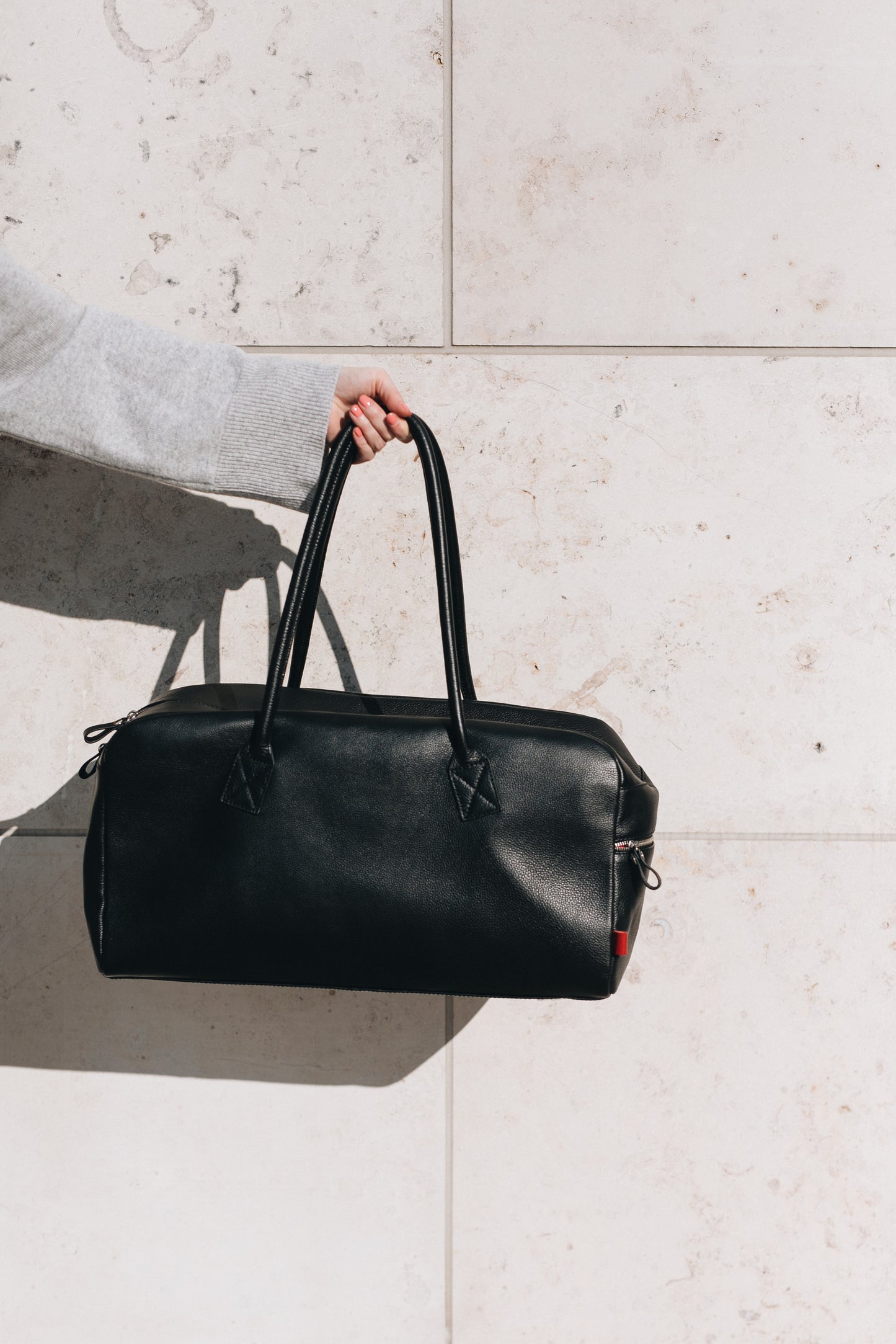 Schwarzer Leder Weekender für Herren und Damen. Die ideale overnight Business Reisetasche für das Handgepäck. Futter aus reiner Baumwolle.