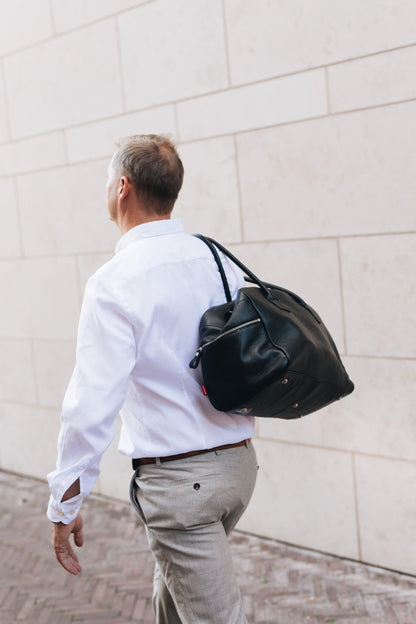 Schwarzer Leder Weekender für Herren und Damen. Die ideale overnight Business Reisetasche für das Handgepäck. Futter aus reiner Baumwolle.