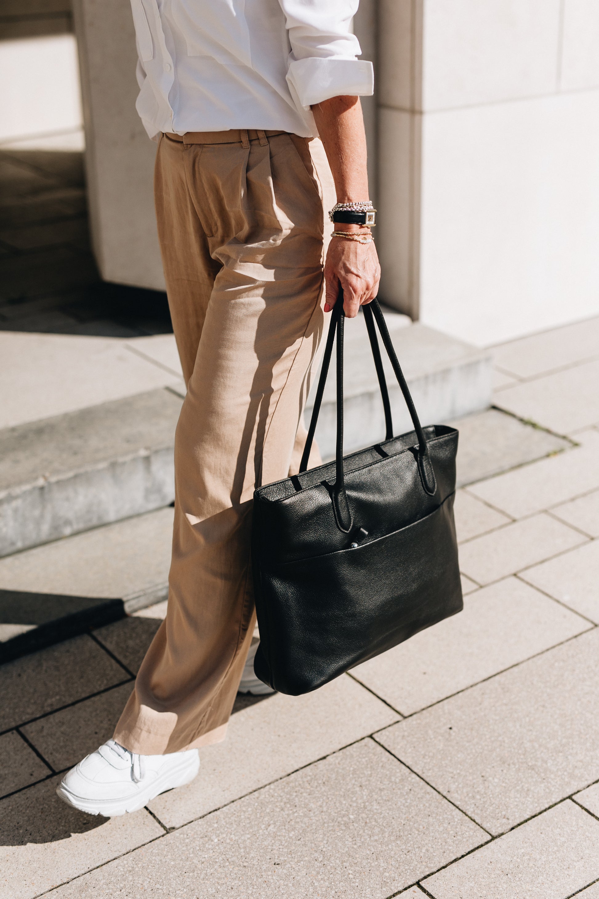 Große Businesstasche für Damen aus Leder in schwarz. Mit Laptopfach für 17 Zoll Laptop. Mit langen Henkeln als Umhängetasche zu tragen. Geräumige und intelligente Innenaufteilung. Innenfutter in pink aus reiner Baumwolle.