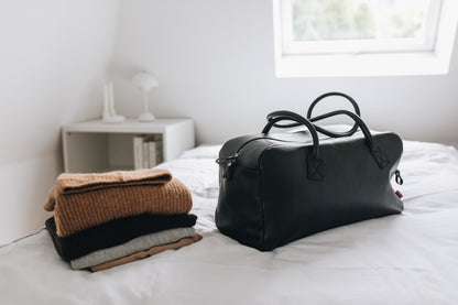 Schwarzer Leder Weekender für Herren und Damen. Die ideale overnight Business Reisetasche für das Handgepäck. Futter aus reiner Baumwolle.